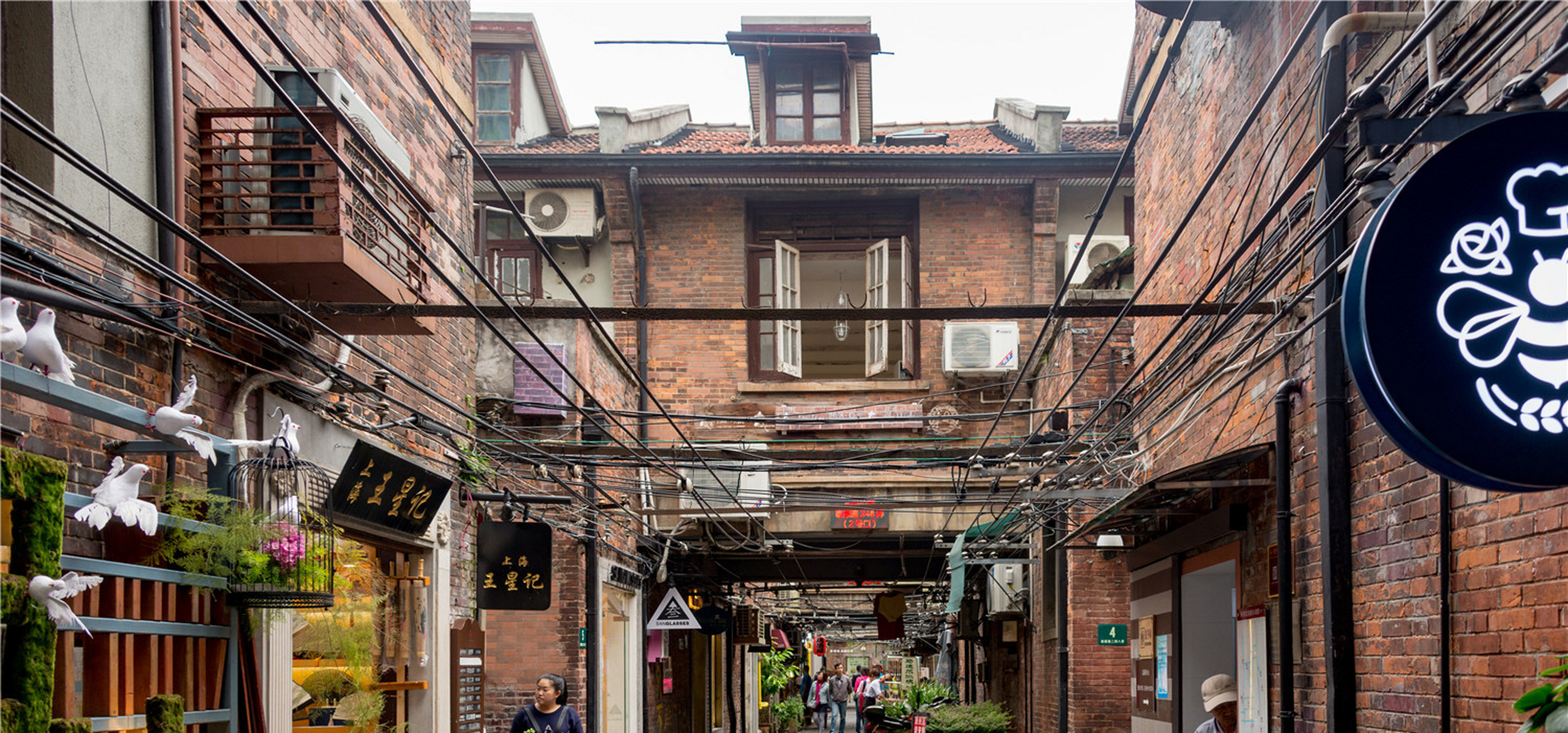 相比于陆家嘴,田子坊更具有独特的上海韵味,既热闹又文艺.