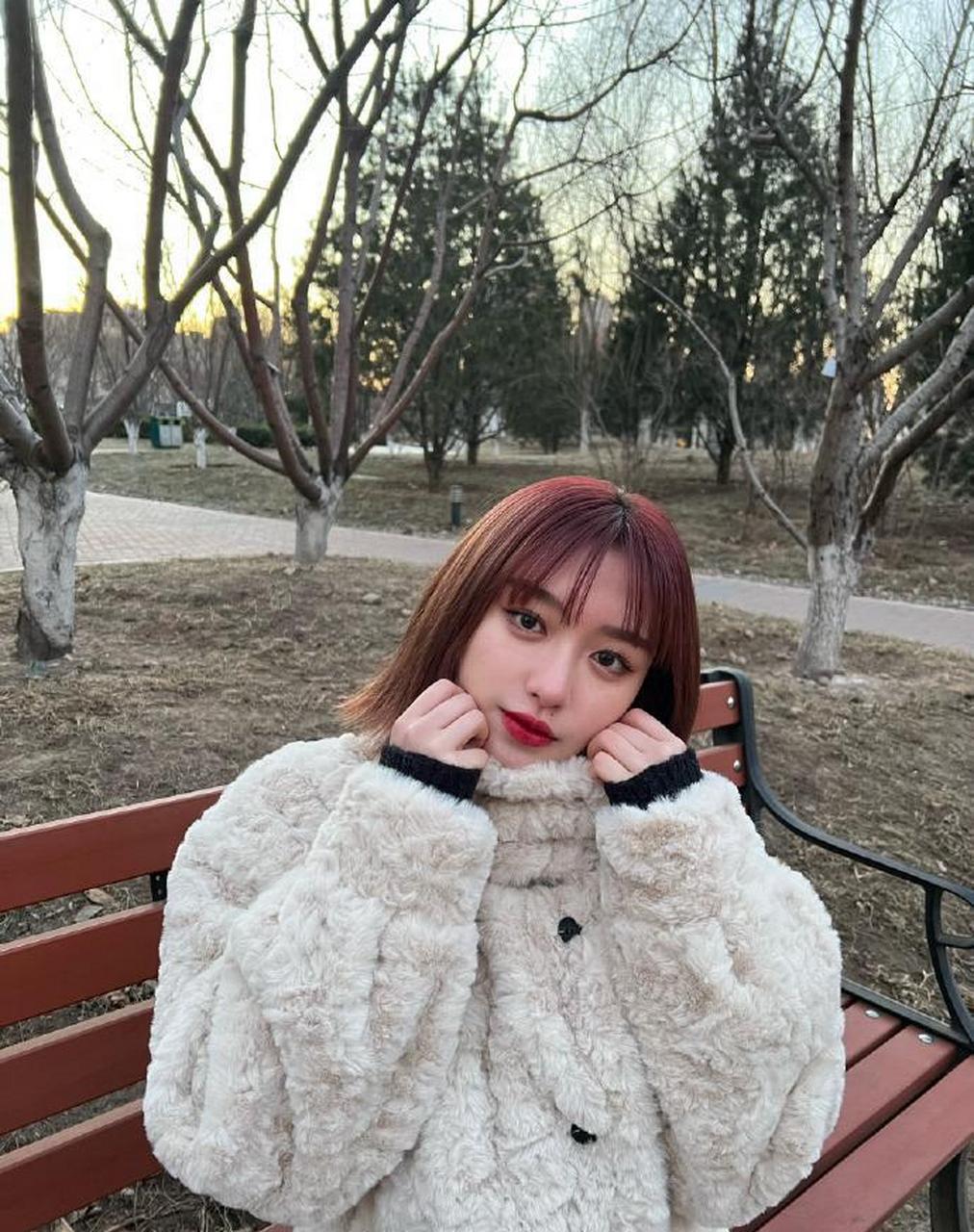 日本黑怕女孩吉田凜音美女小姐姐迷人美照欣赏,好美啊