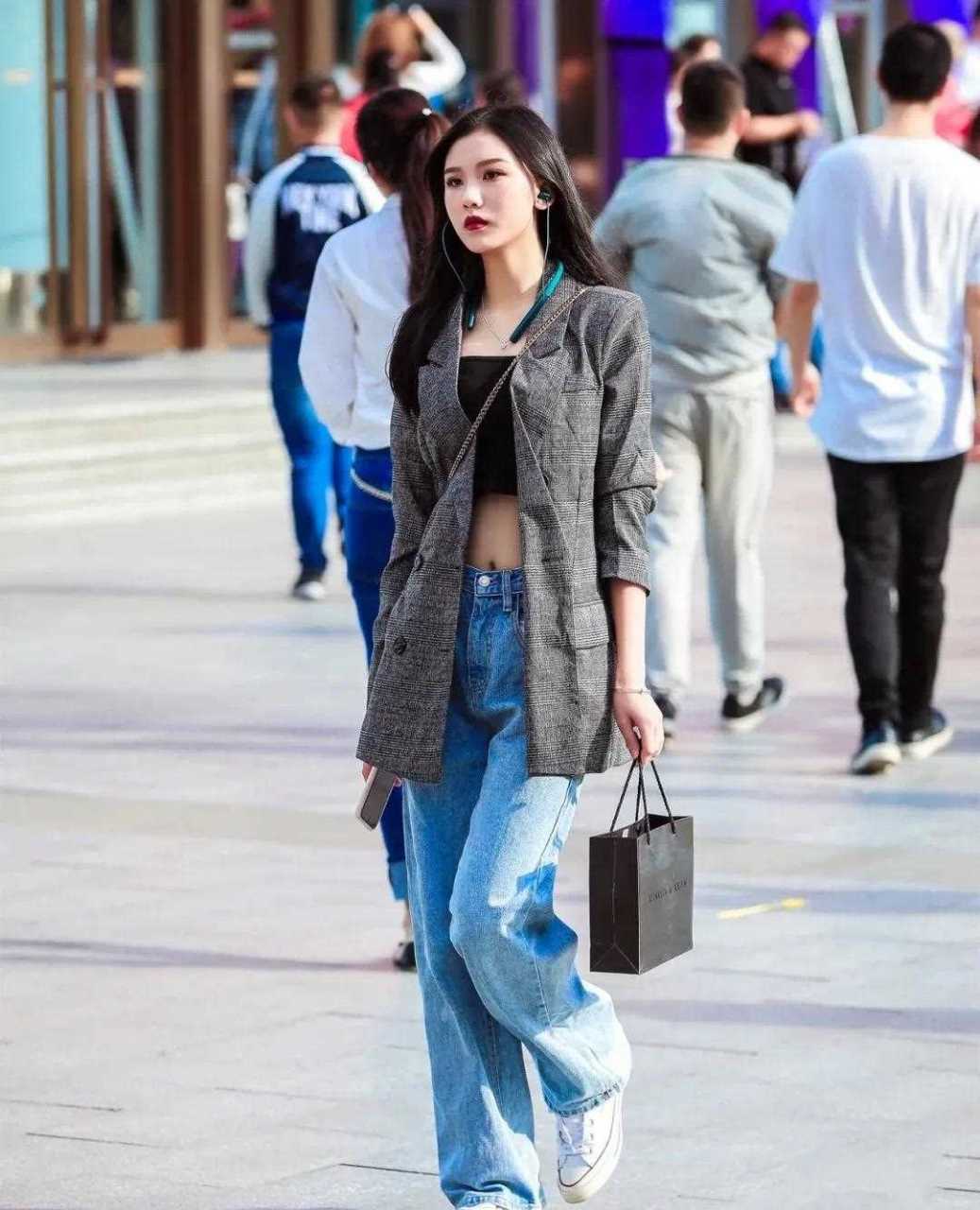 西安街拍 | 春日街头,很多长腿美女[药丸]    [骷髅]