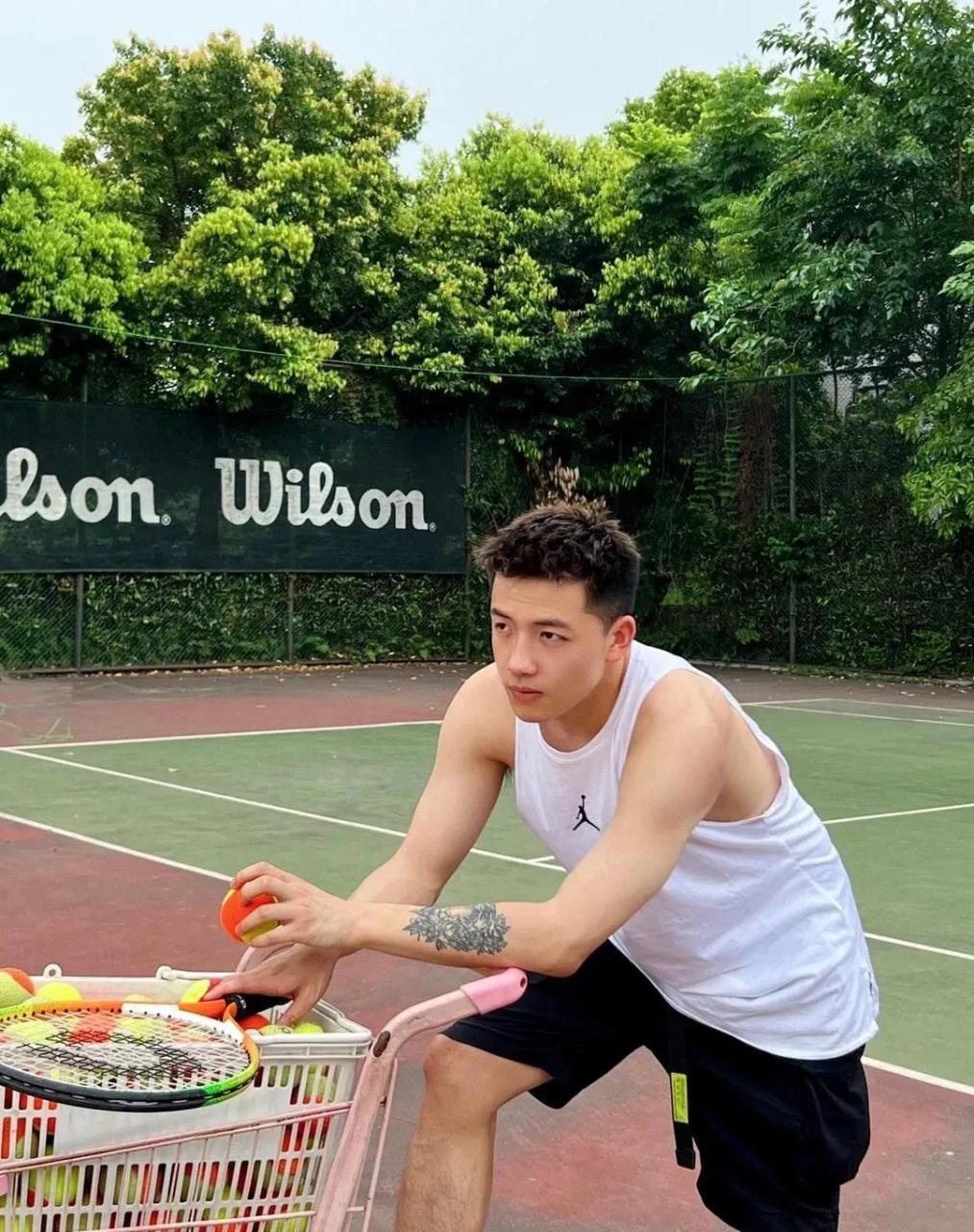 成都一网红体育老师成网友男神,又痞又帅