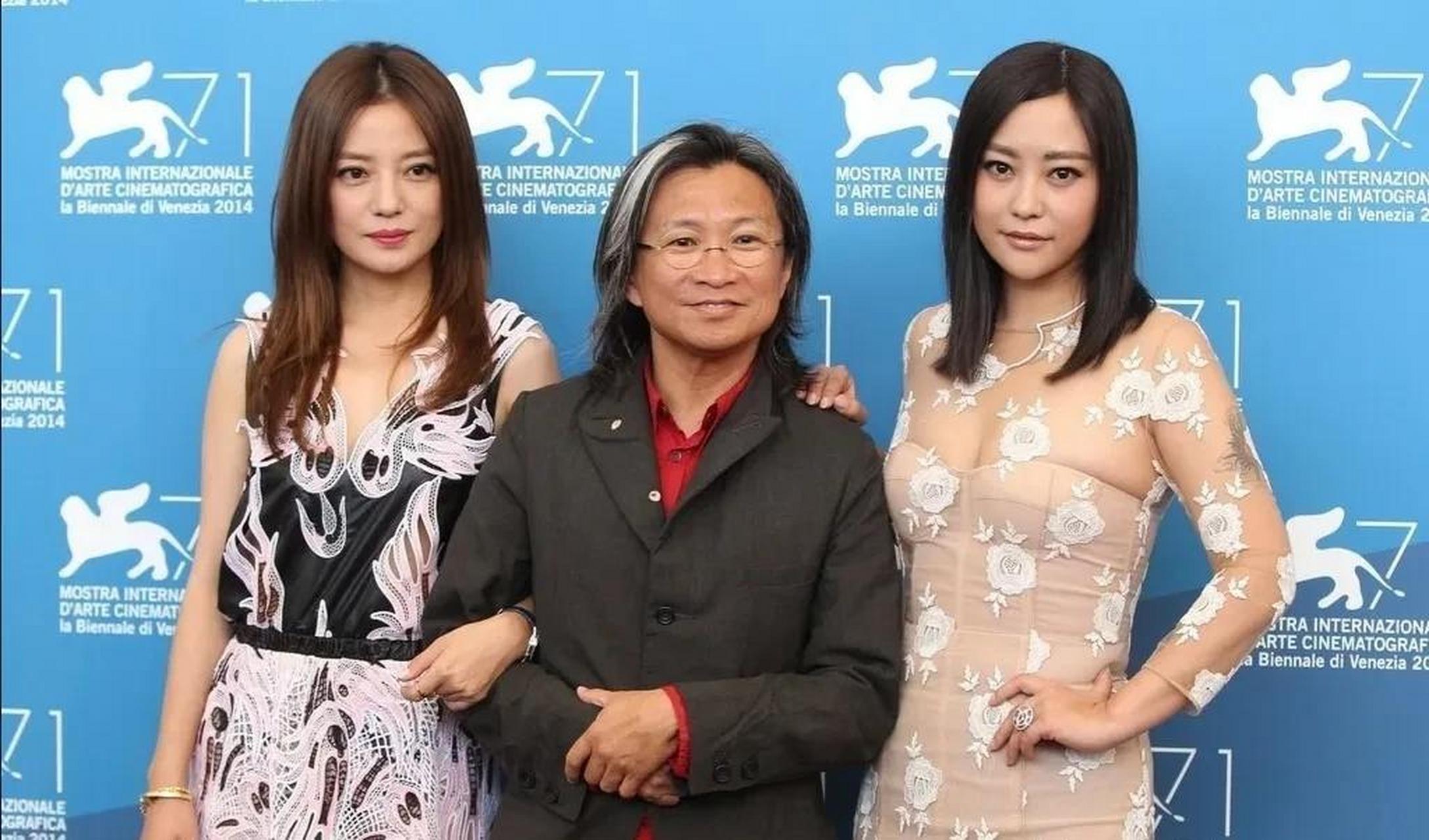 gif创作人# 赵薇,郝蕾同框出席活动!