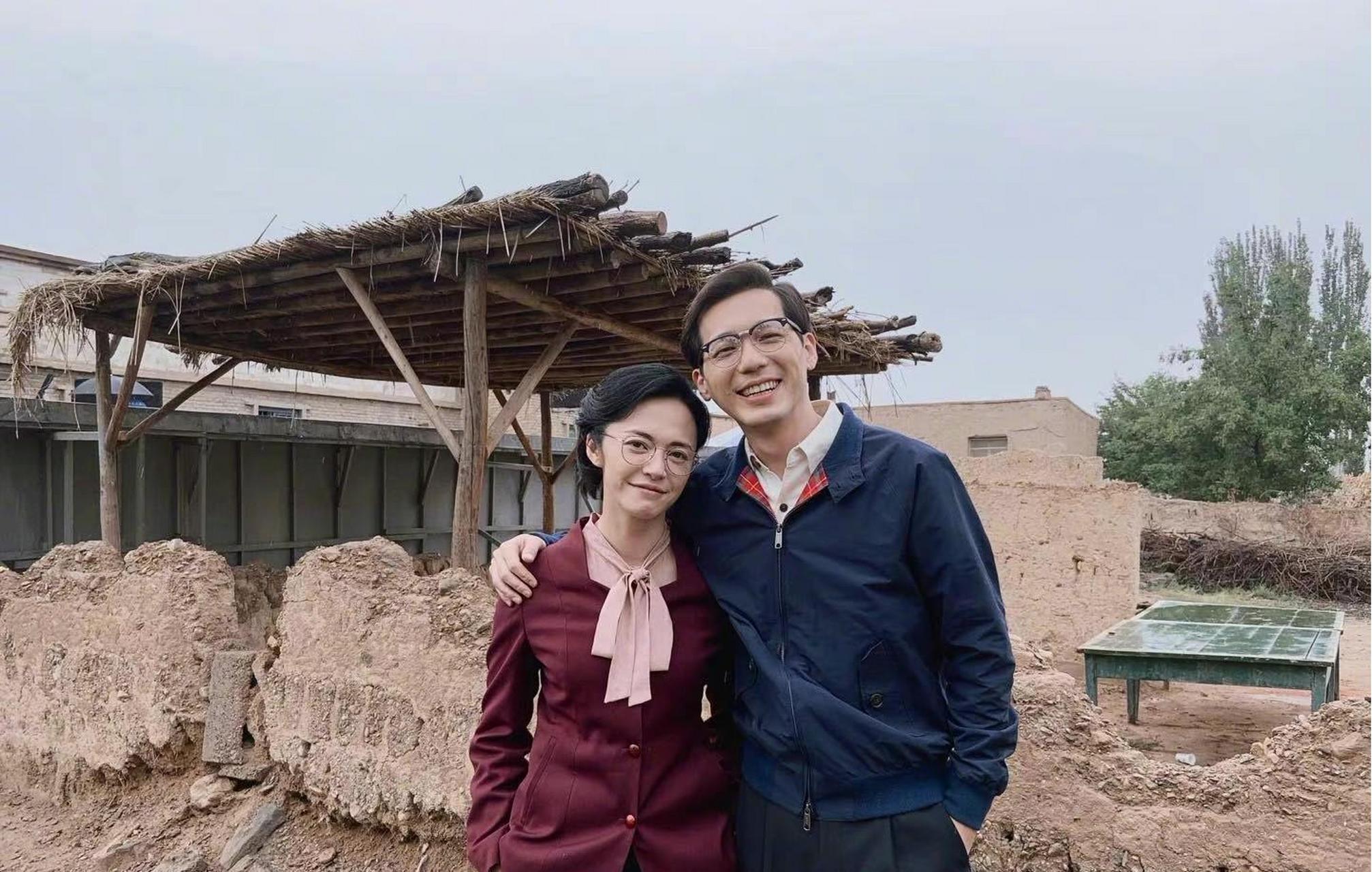 姚晨晒《山海情》收官合影,复古造型接地气,文案暗示新戏合作