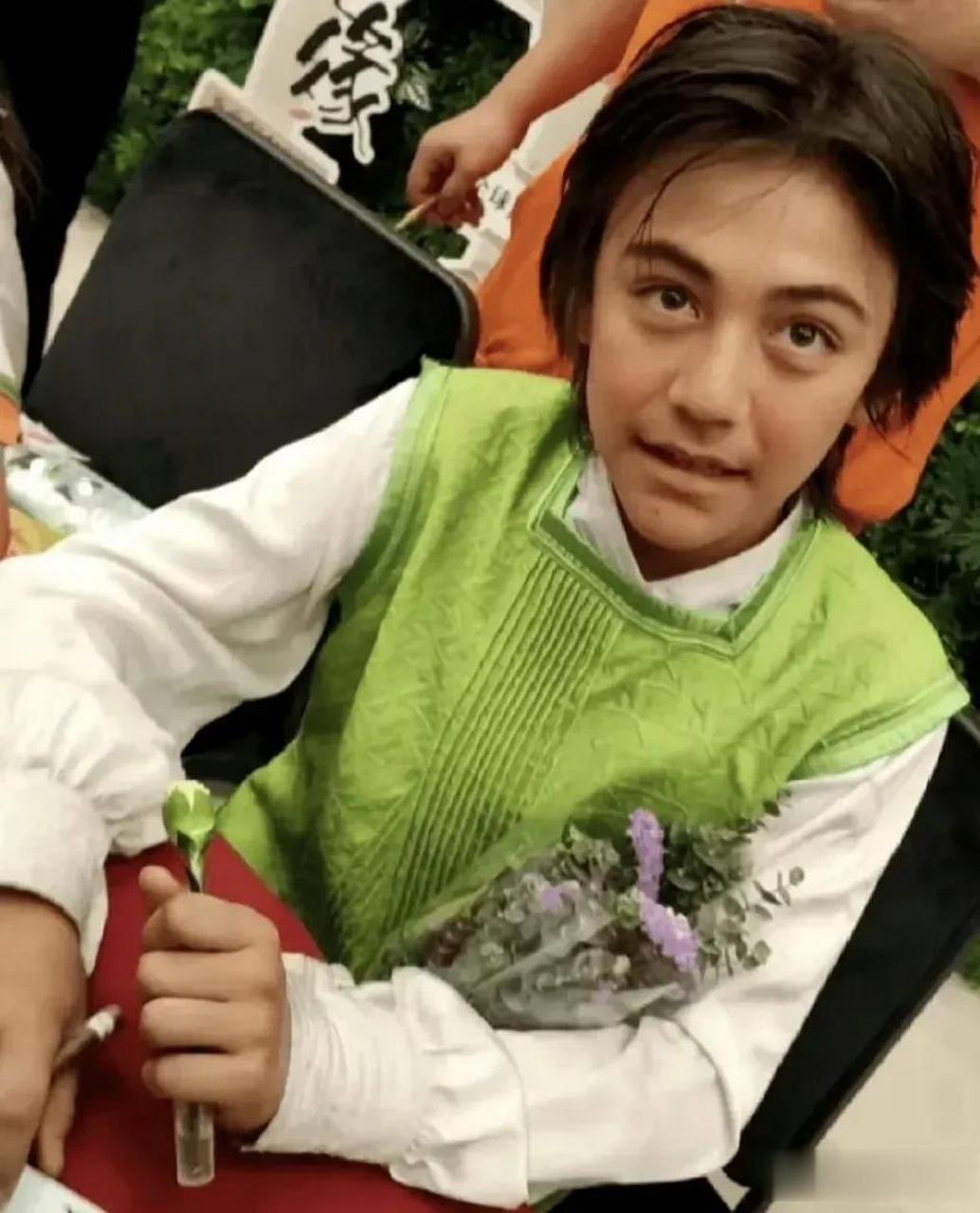 刘烨的儿子诺一真的长大了,浓眉大眼五官端正,而且气质迷人,感觉真的