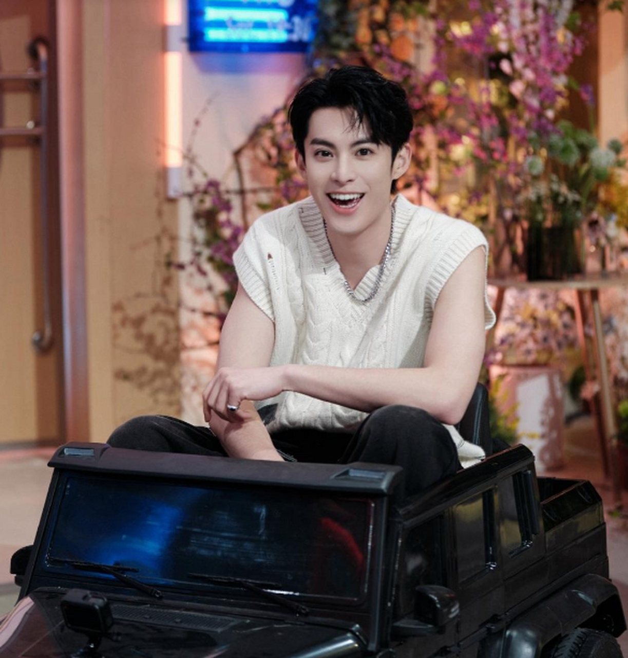 王鹤棣录综艺,在现场打球太帅气,笑得太灿烂了.