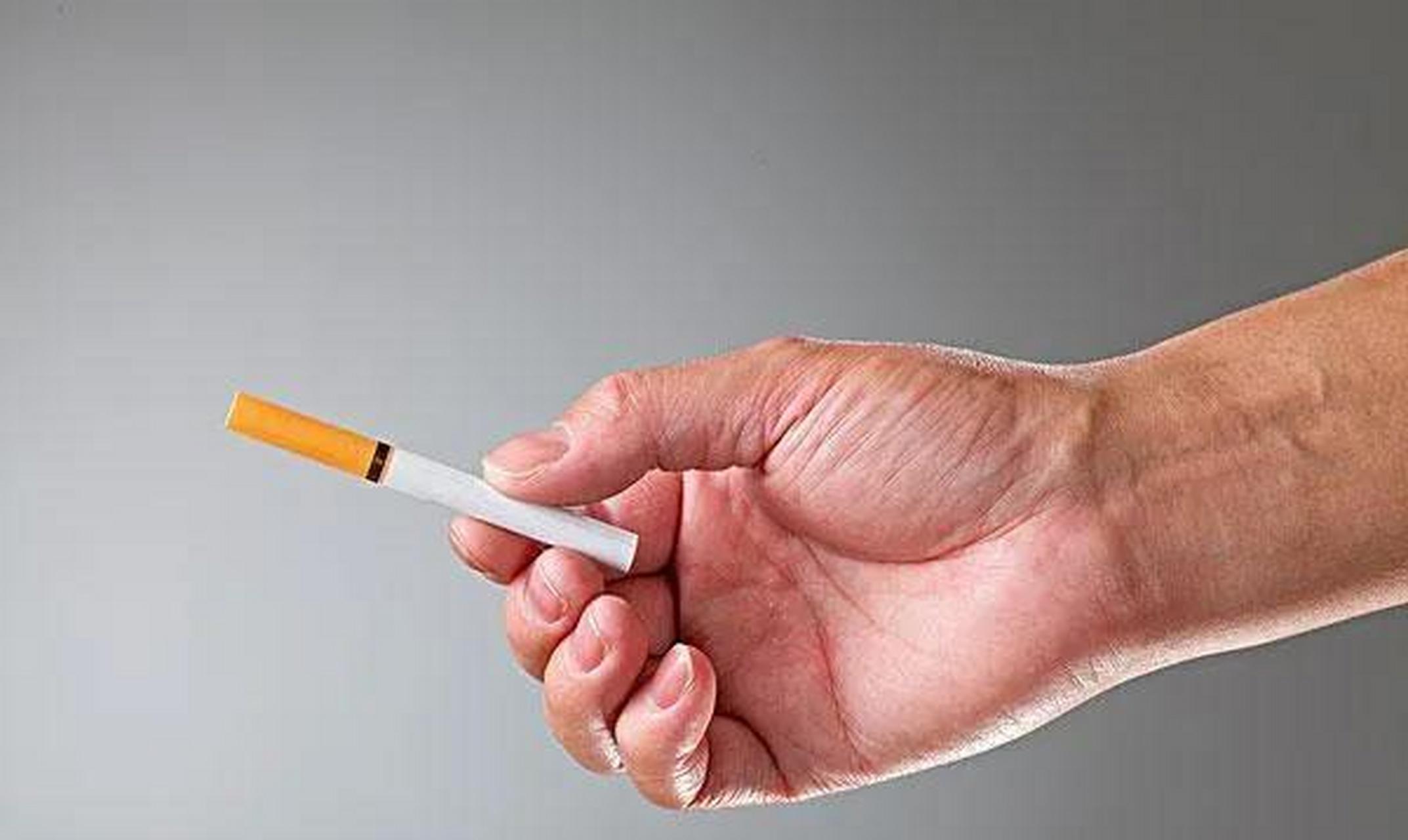 工作中,领导突然给你递烟,低情商的双手接过,毫无感情地说句"谢谢",而