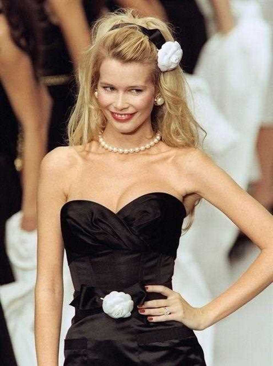 超模"雪花娘娘"不愧是老佛爷心中的缪斯,她的小黑裙造型很经典,像极了