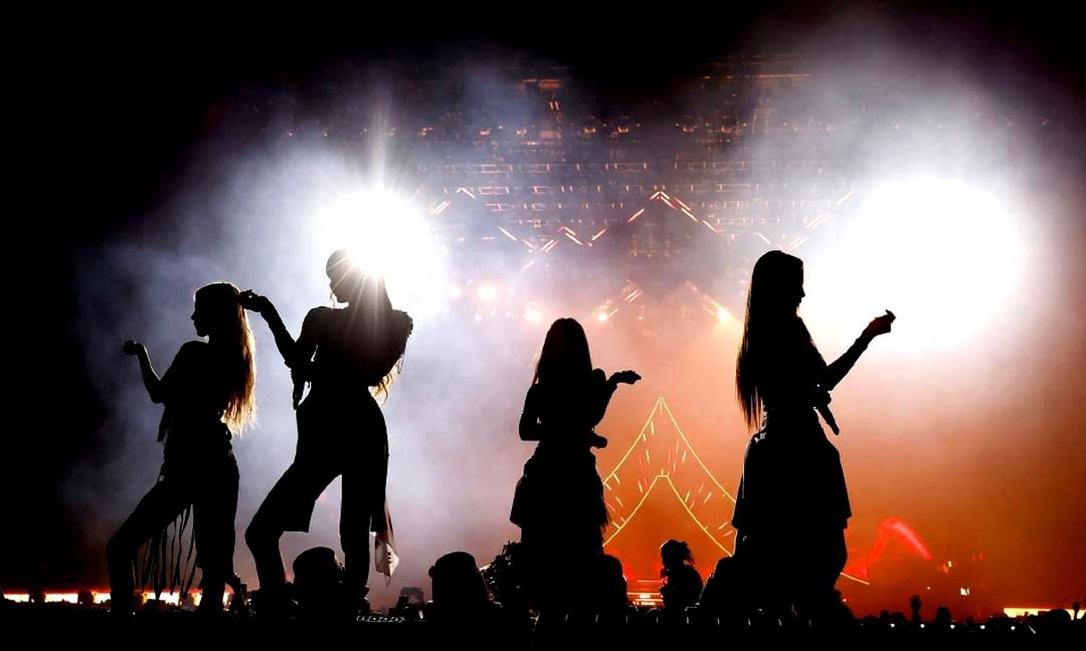 blackpink和何超莲在科切拉舞台上的合照让网友们惊叹"美女联盟太梦幻