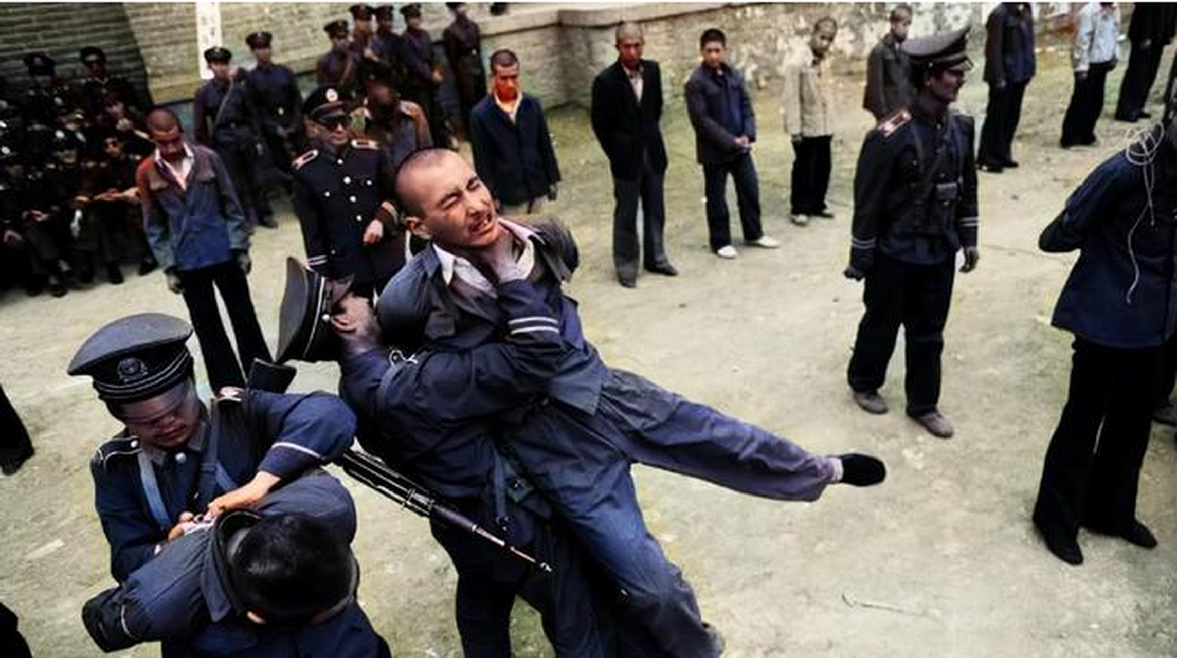 80年代,这是郊区的刑场,几名死刑犯即将被处决!
