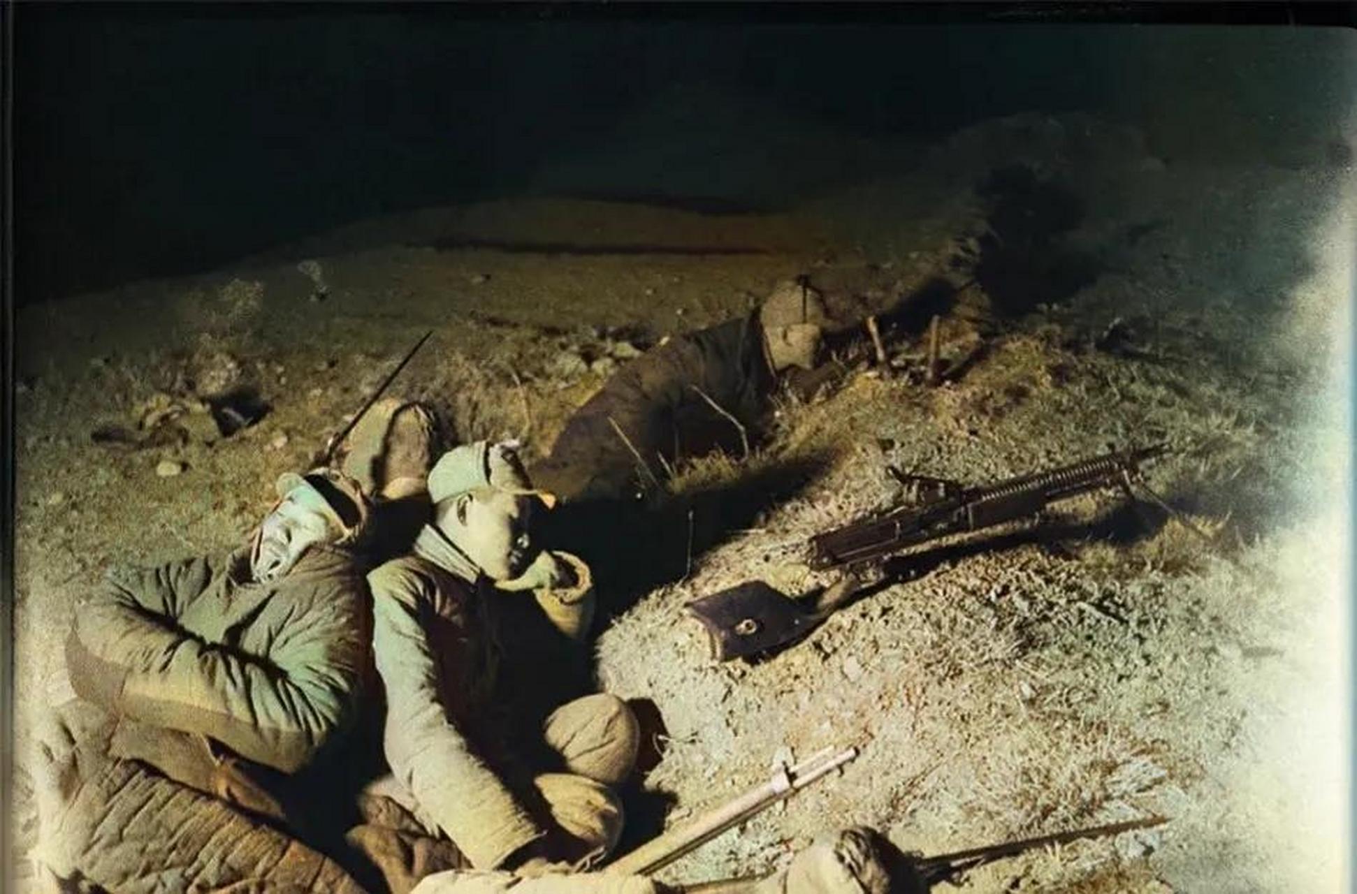 1944年,晋察冀抗日前线上,八路军的士兵们在夜晚的