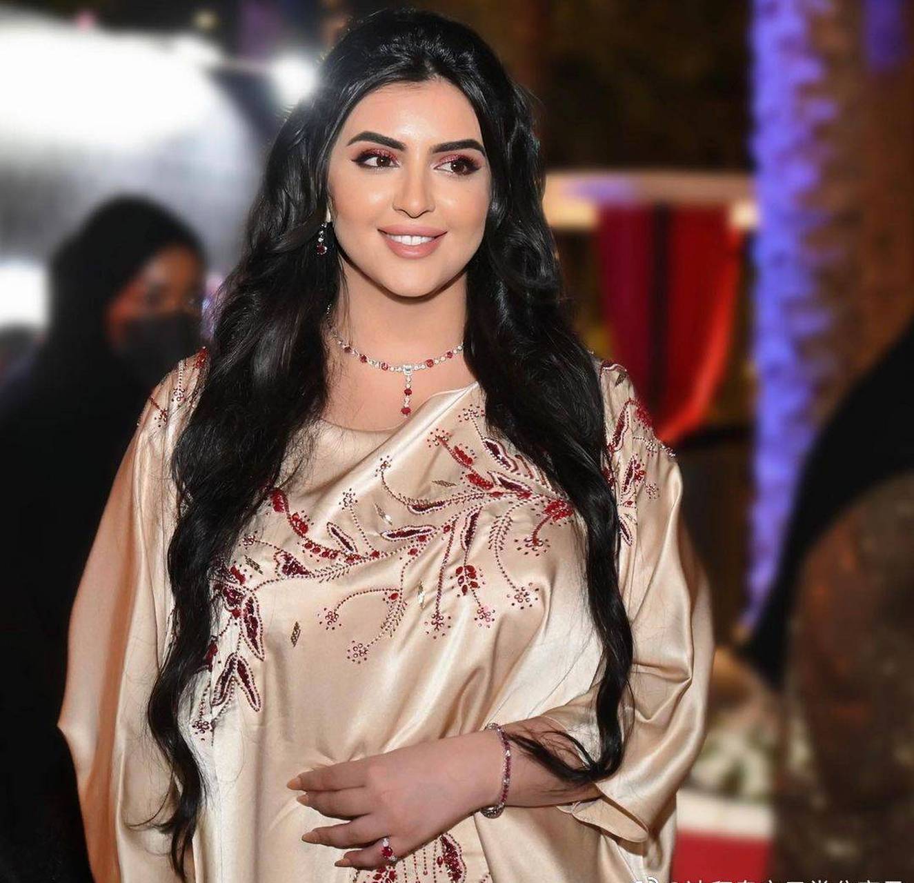 迪拜酋长私生女,火辣奔放,衣着大胆的玛哈拉公主出嫁,第一张照片左边