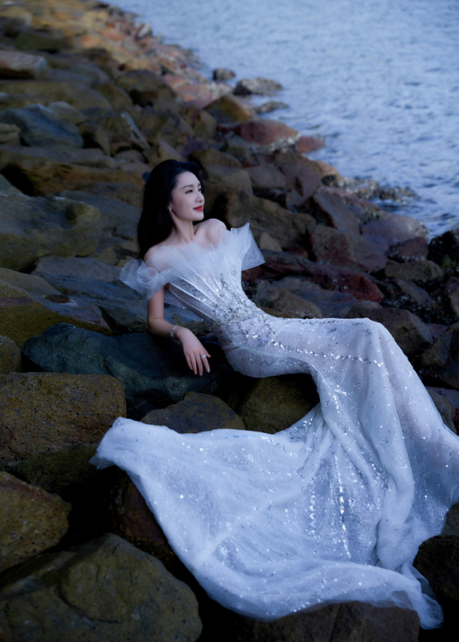 李沁在电影音乐晚会上,身穿亮片人鱼裙,美出新高度!