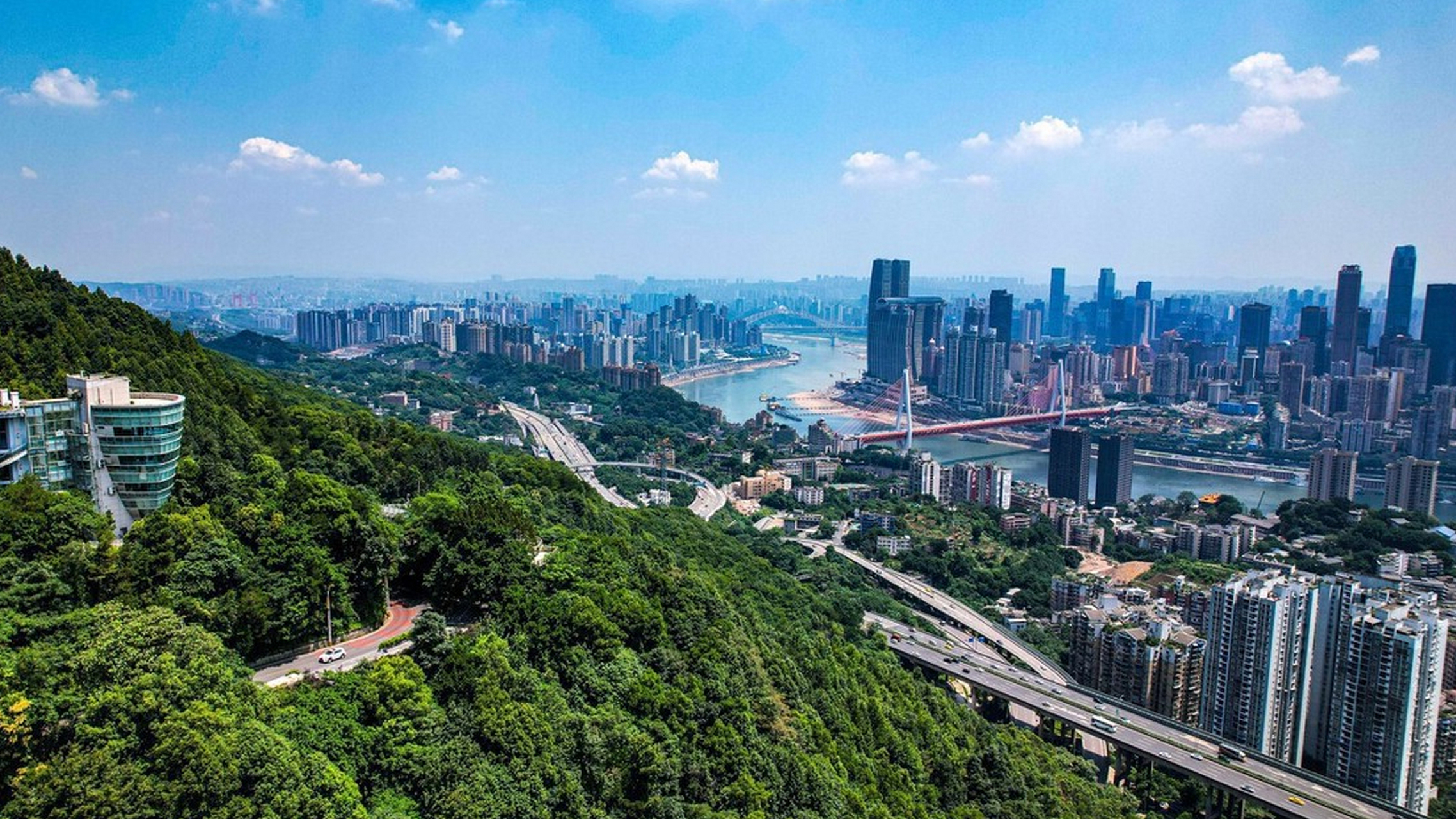 城市依山而建,天空万里无云的时候,从重庆南岸区南山远眺,主城区两江