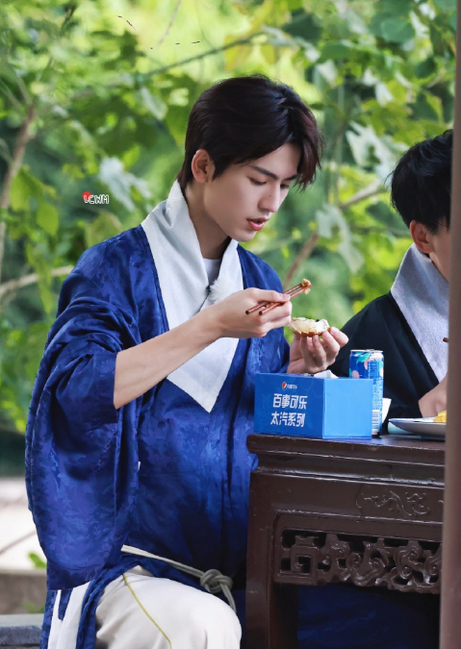 张凌赫万卷风雅集录制饭拍路透,帅地很超过 676767