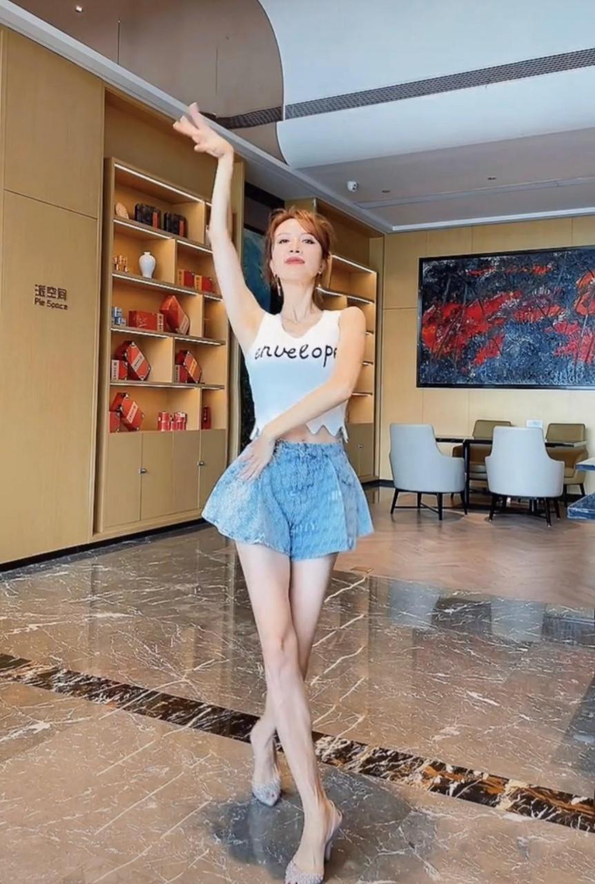 金巧巧今日晒出跳舞美照,为了直播也是晒出一组视频美照来预热下,不