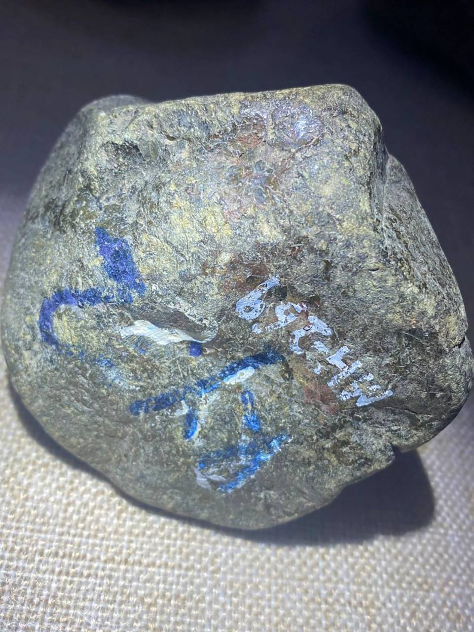 点击头像看直播# #翡翠原石#660克,老南齐色料,皮壳紧致,压灯色阳种