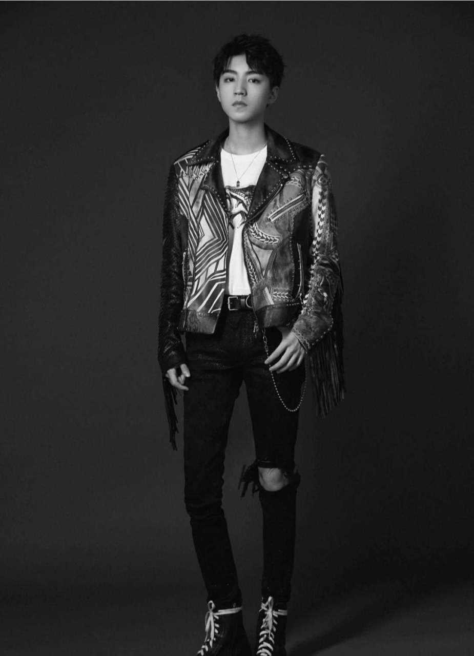 王俊凯 身穿balmain 2020早春系列助阵五月天鸟巢演唱会,手绘图案流苏