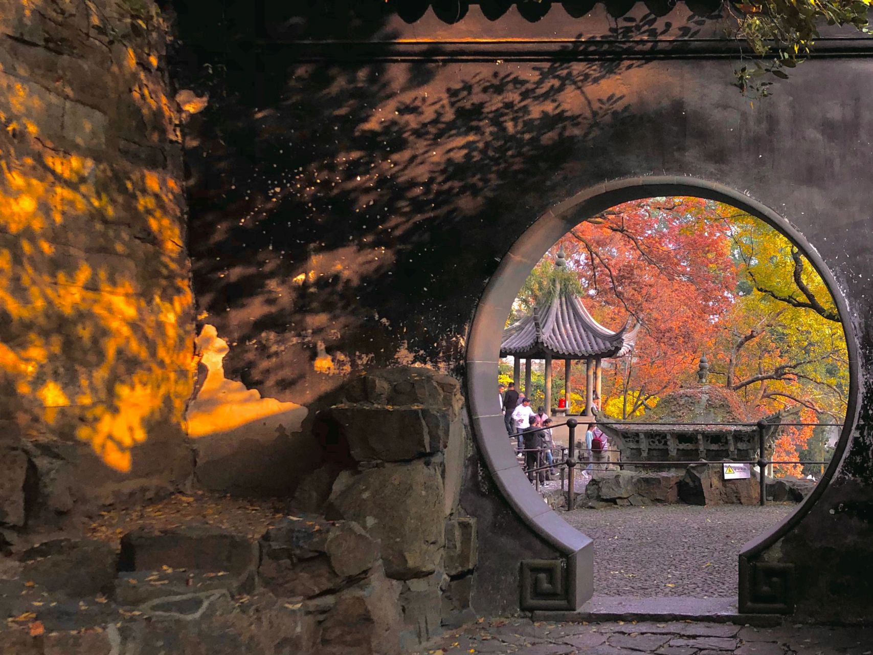 苏州的框景美学  框景,作为中国传统园林中的一种独特设计,以其精巧的