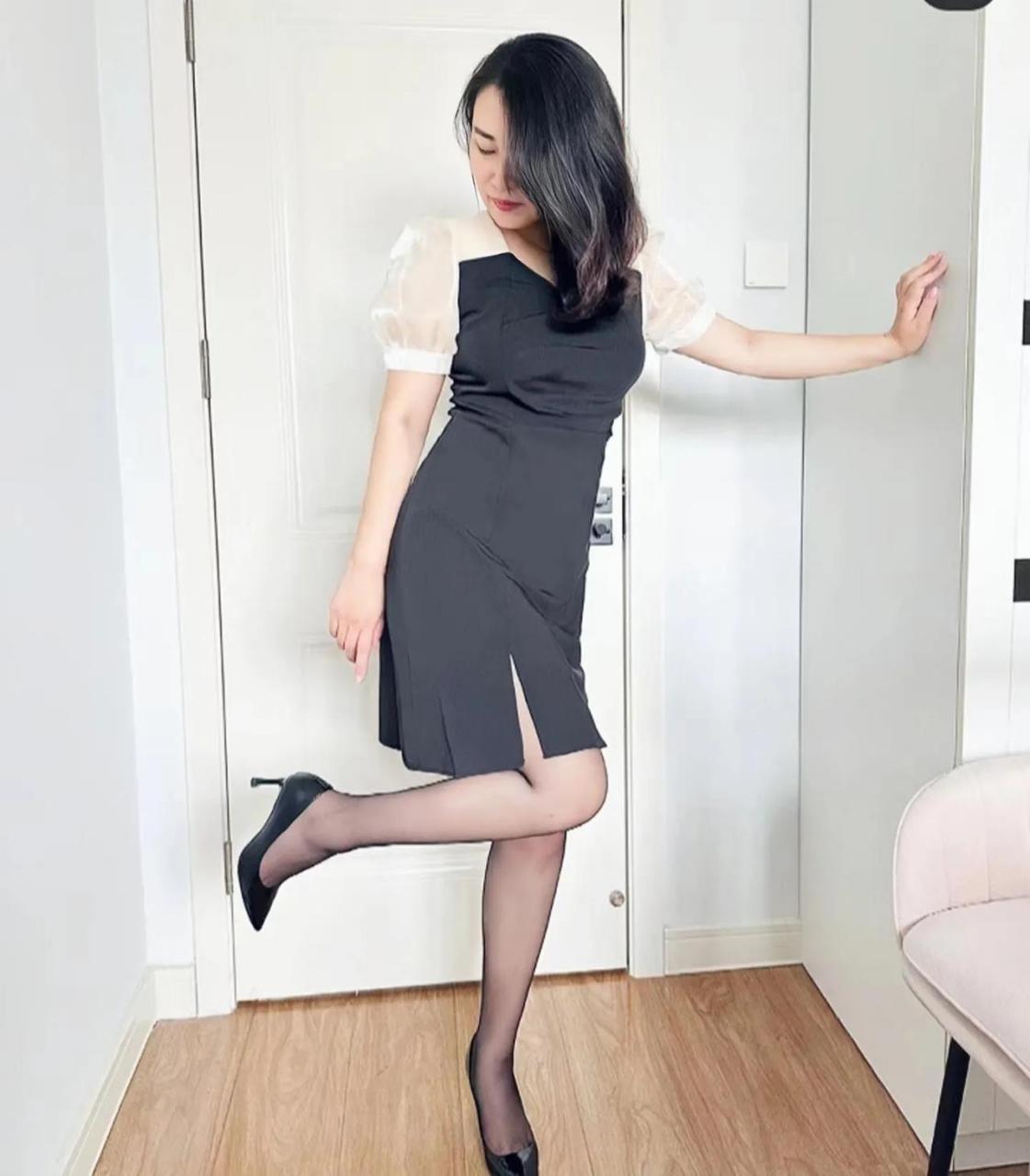 职业装美阿姨 职场打工人的穿搭分享,黑色套裙白色短袖配黑色siwa