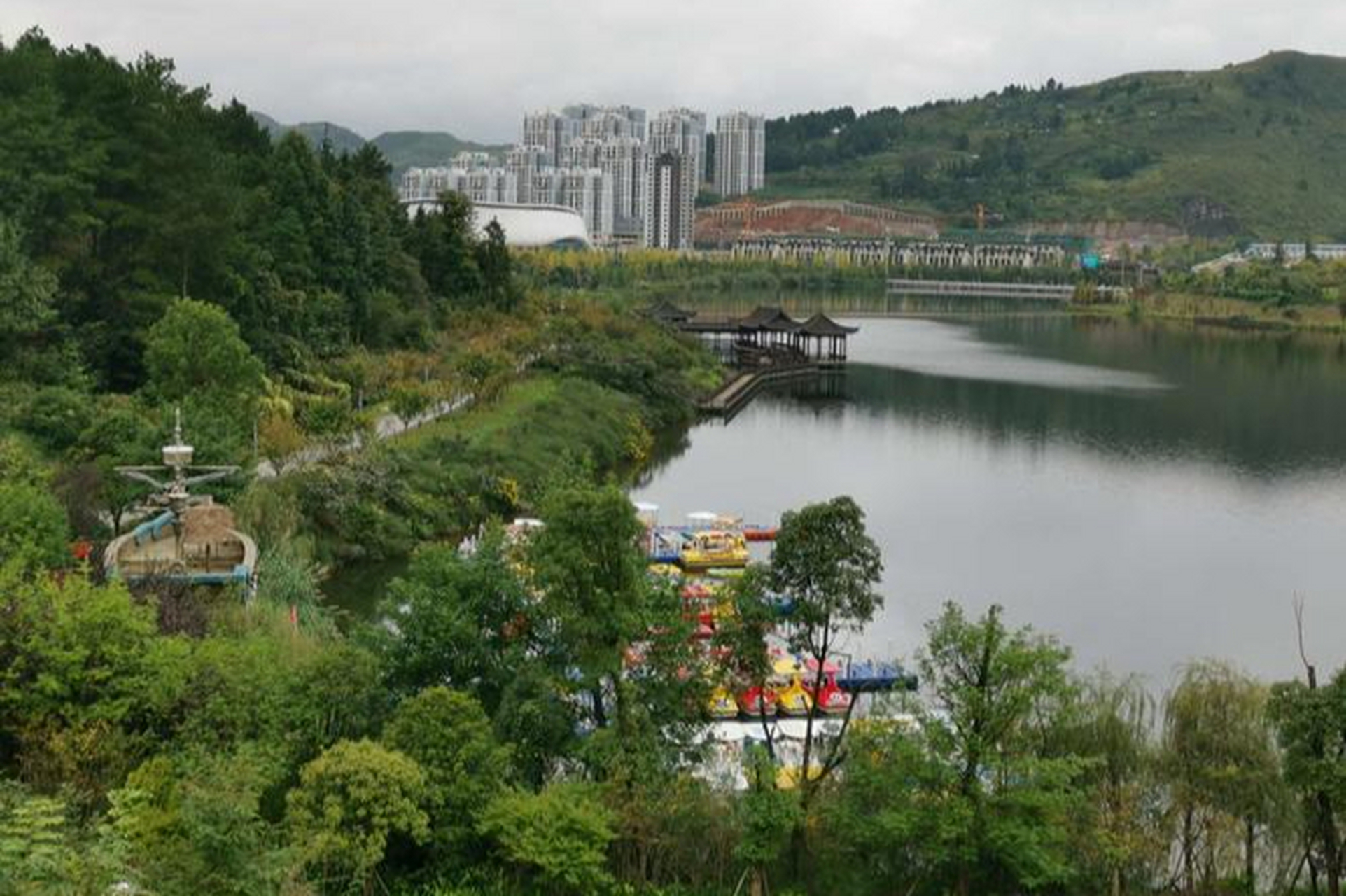 贵州杉木湖中央公园,是都匀东部新城一颗璀璨的明珠.