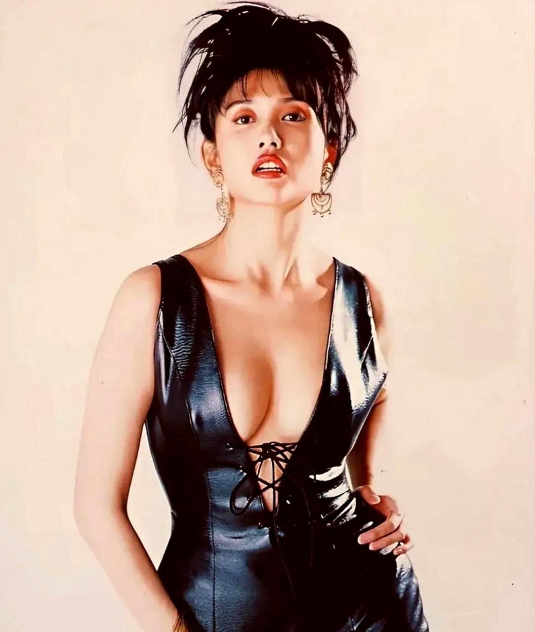 邱淑贞的性感自然裸露,毫无伪装却充满魅力.