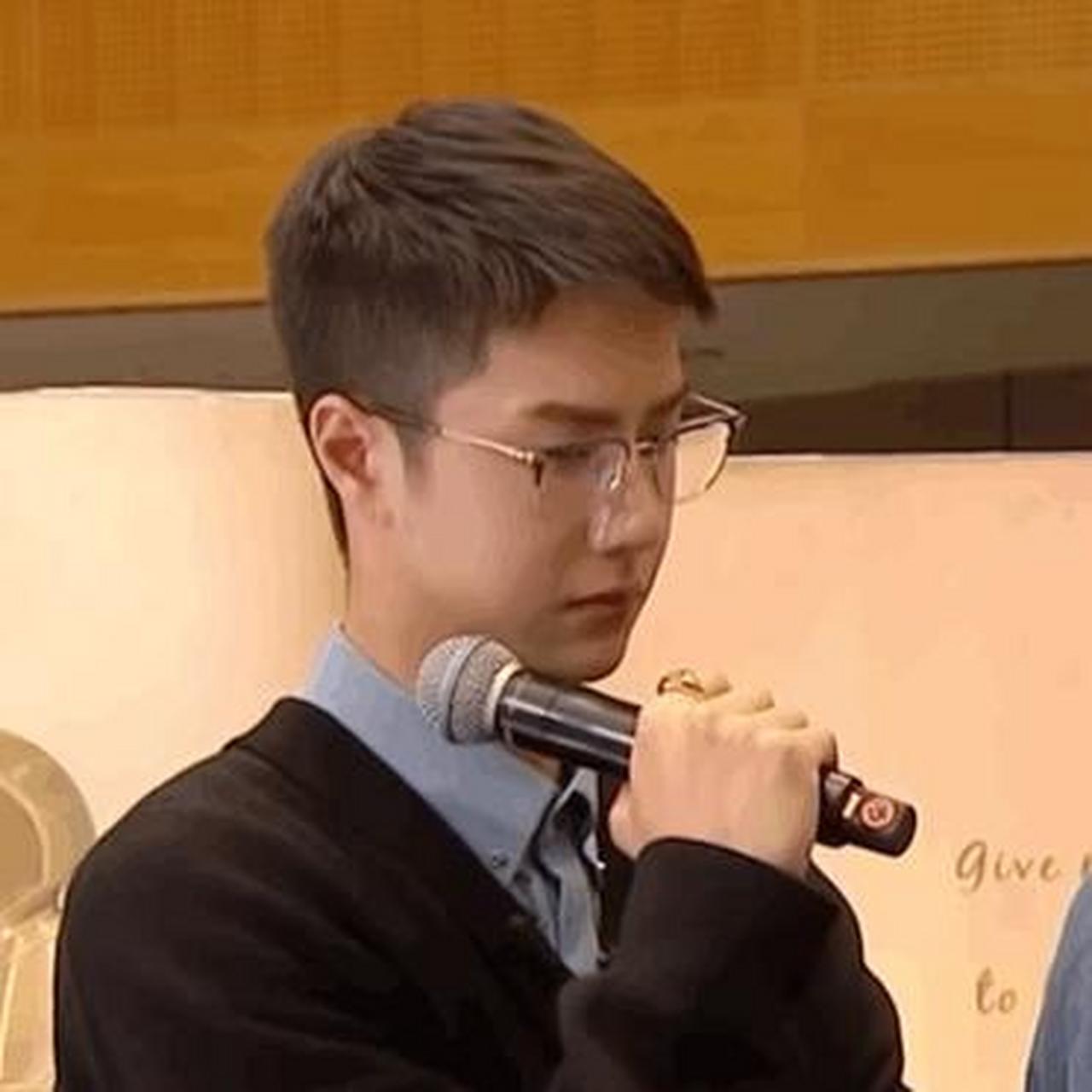 下期天天向上最新预告,去了图书馆的王一博,宽松毛衫搭配浅色衬衣和银