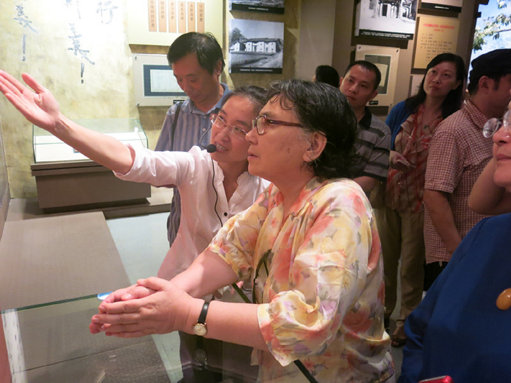 林晓霖今年81岁.她的母亲是张梅,原名刘新民.