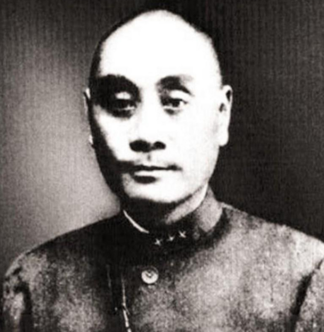 二野逼近成都,部下劝潘文华举行起义,潘文华:我太太是军统的 在激荡的