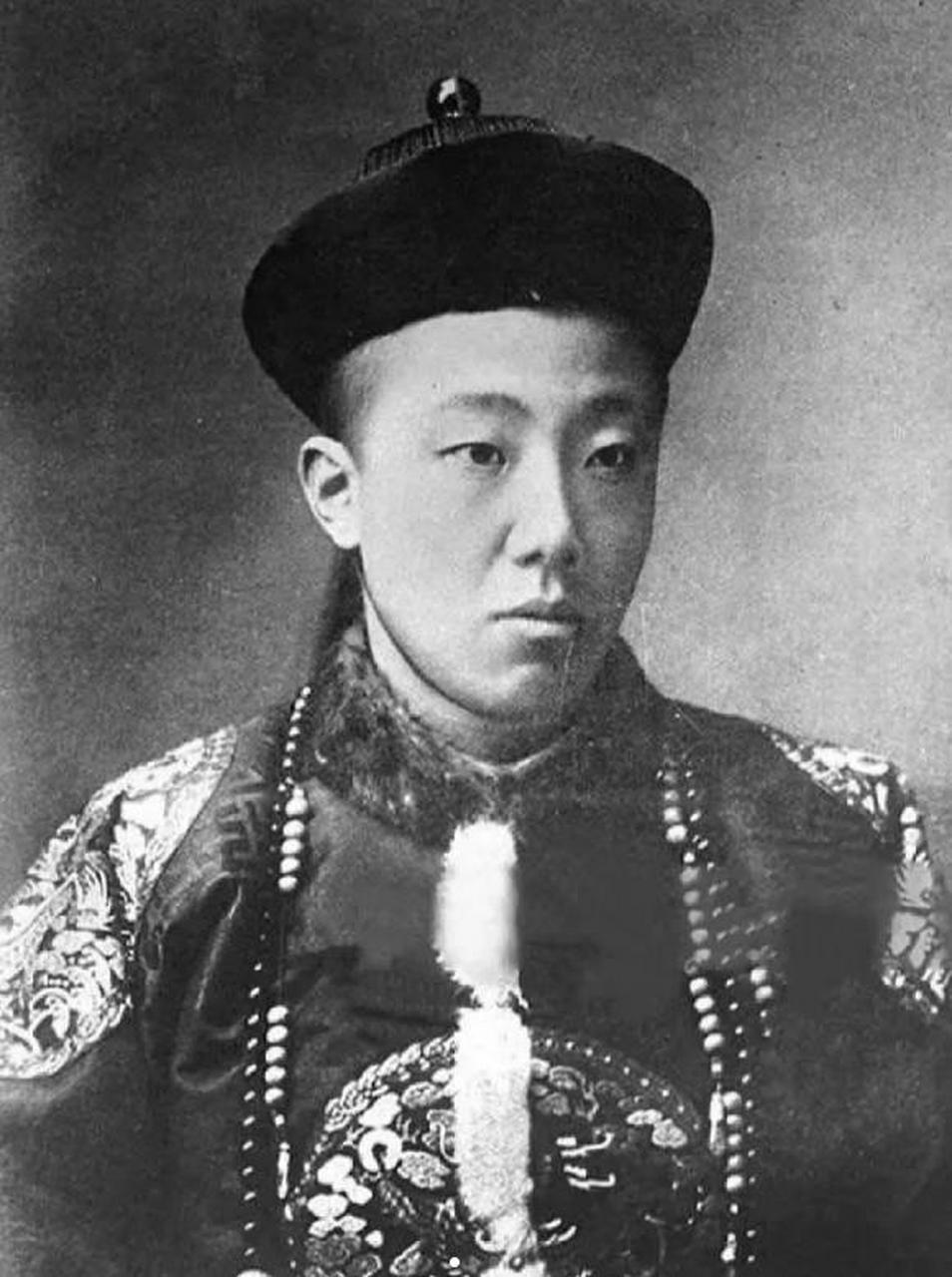 光绪帝的真实模样跟画像,你觉得差别大吗?我觉得还挺帅的.