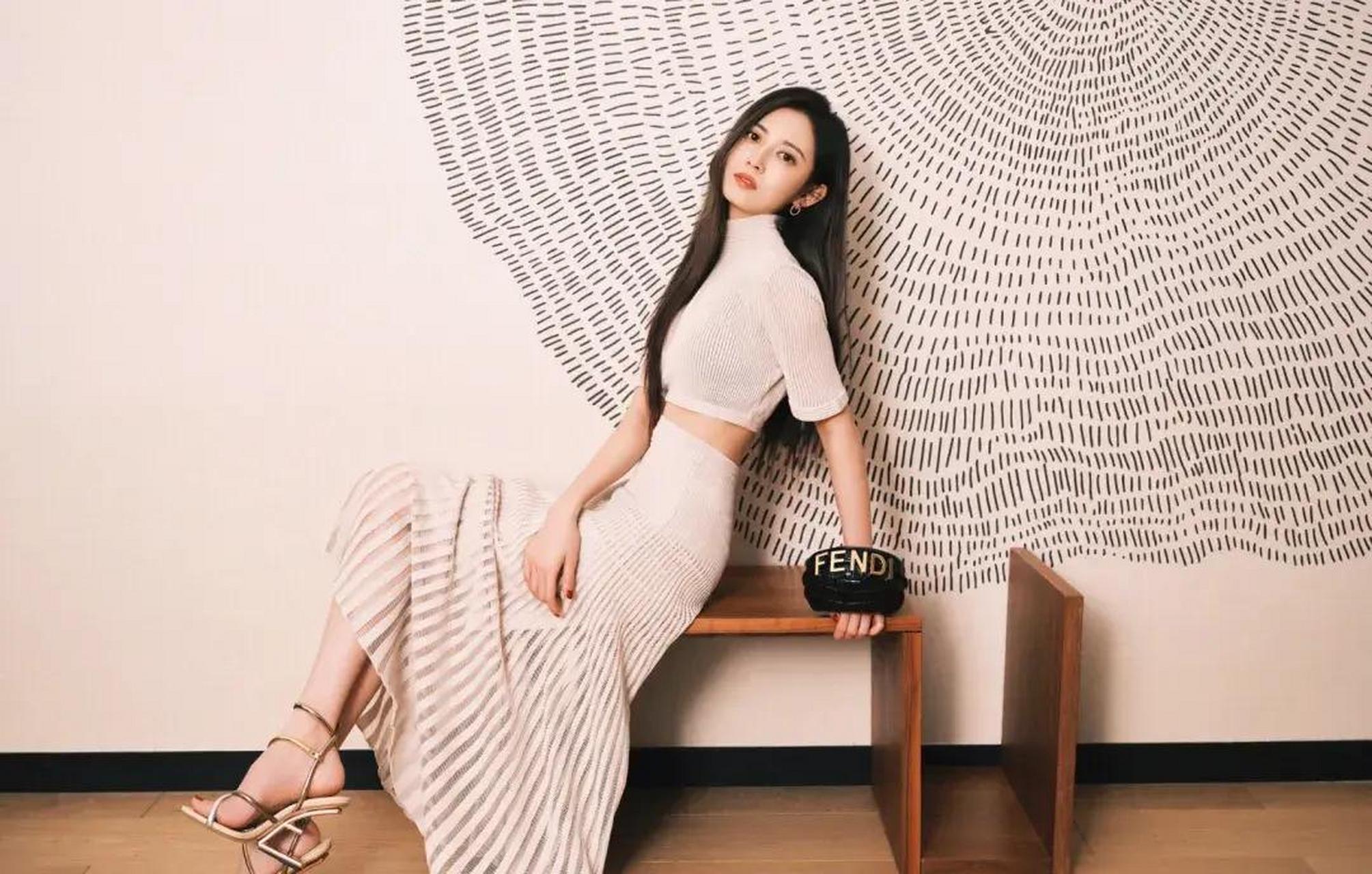 陈钰琪精美写真图   #中国版chatgpt来了# #娱乐最前沿