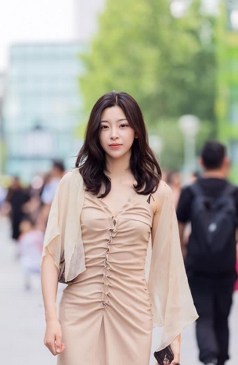 白富美级别的气质美女,一袭白色长裙很有名媛范