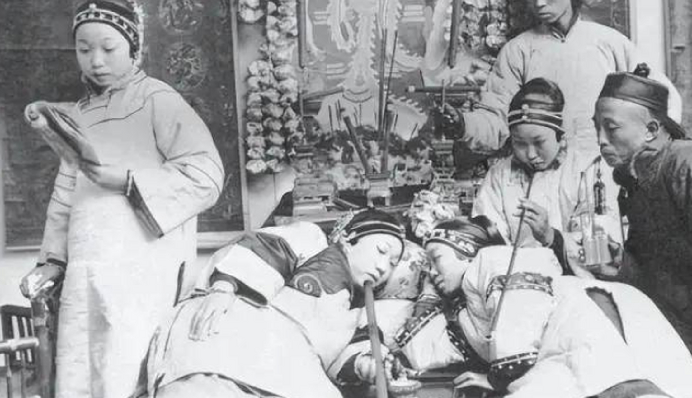 清朝老照片:晚清大户人家吸鸦片女子