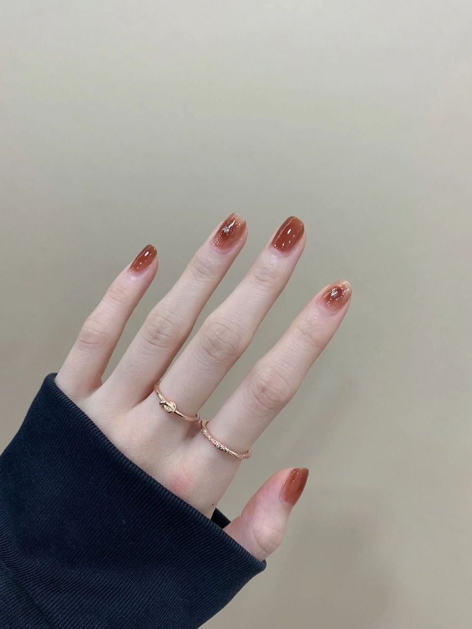 红茶晶冻 冰透红棕美甲 敲显白的冰透红茶色美甲 指中间点缀银色细闪