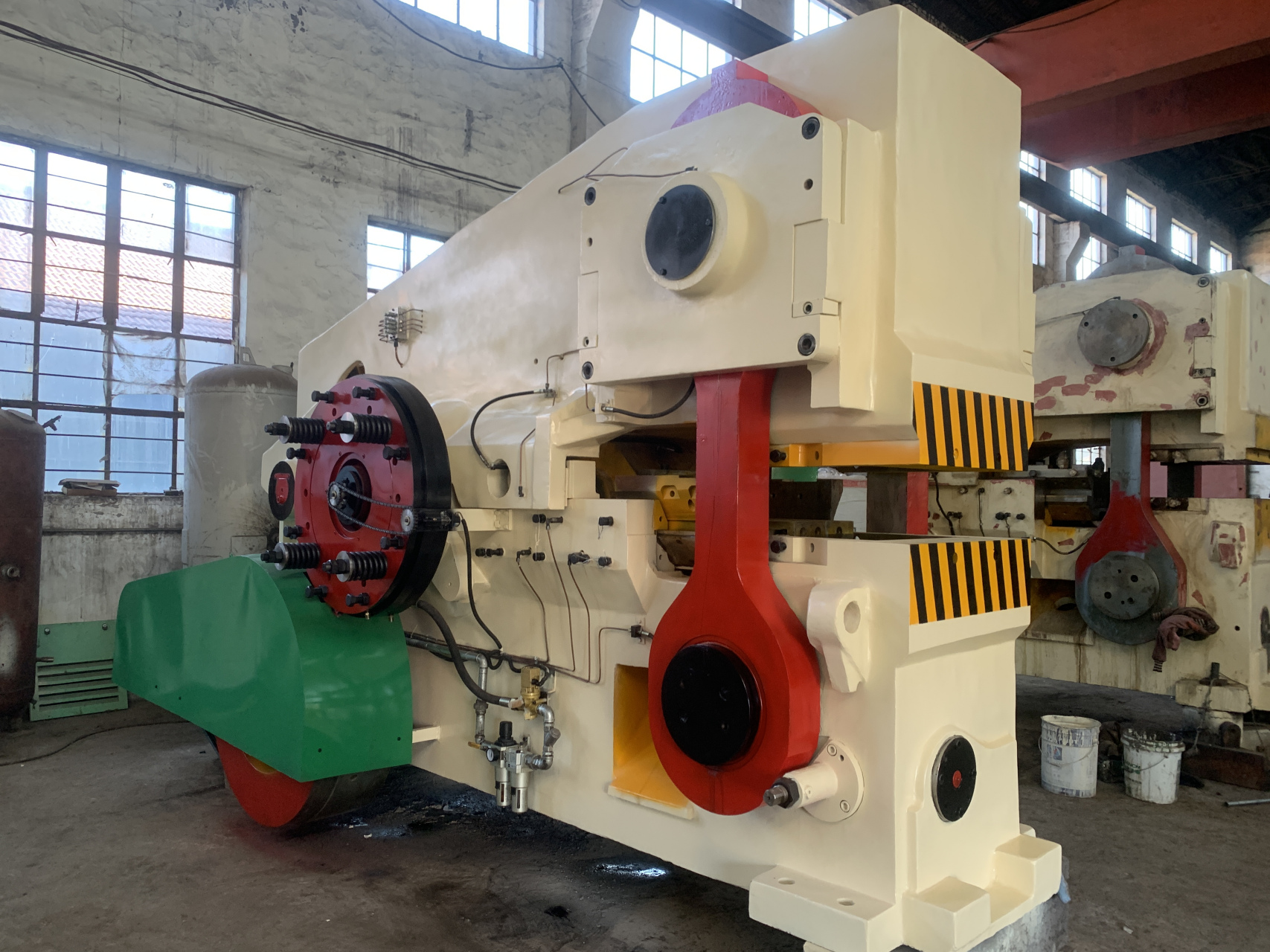 平锻机的工作原理:  平锻机的工作原理主要是通过油压系统将压力传递