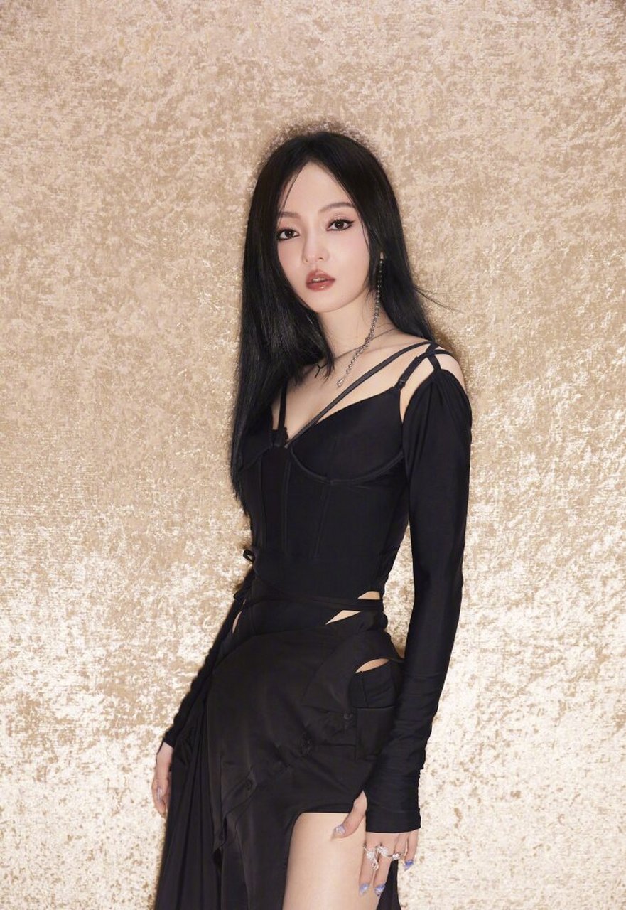 张韶涵这套黑色大开叉礼服裙是真显身材,同时也很适合她,简约大方.