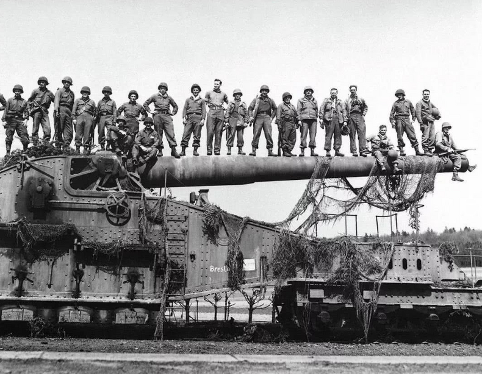 这是二战时期,德军造出的超级大炮—古斯塔夫列车炮.