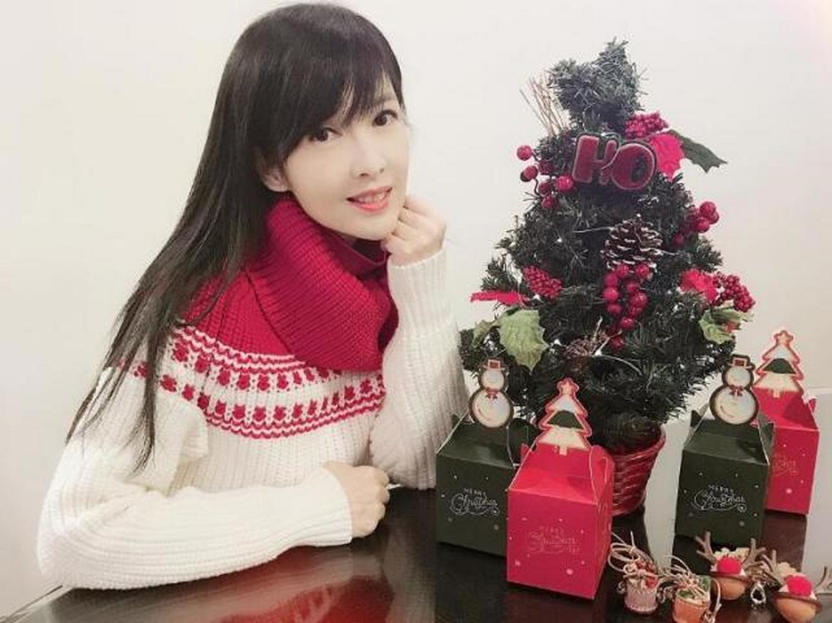 【56岁周慧敏近照曝光,肤白貌美冻龄迷人,少女感十足】56岁周慧敏近照