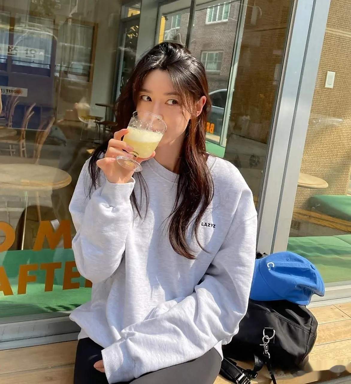 6日,演员权娜拉在自己的instagram上上传了多张照片.