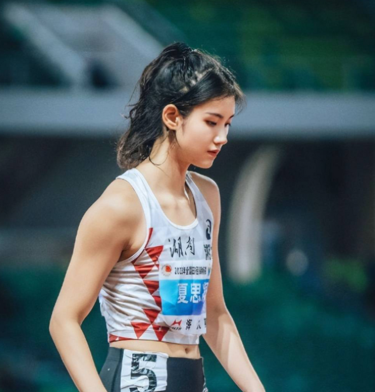 夏思凝,一位名叫跨栏运动员,一夜之间迅速爆红.