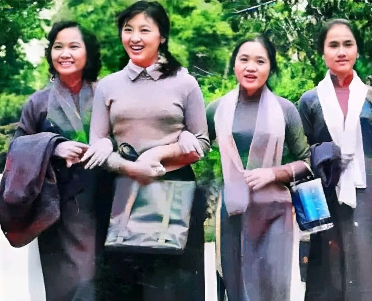 60年代,演员杨丽坤,与几位年轻漂亮的女演员一起的珍贵画面,出生于