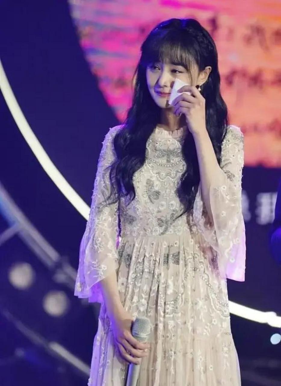 gif创作人# 郑爽对刘艳说:"妈妈啊,你看看你,吃个龙虾就不能低调德痧