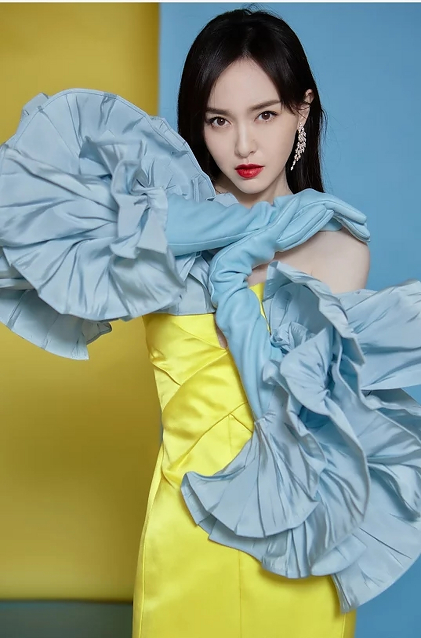 唐嫣身材好到任性穿,黄色连衣裙温婉大气,蓝色手套浮夸又高调