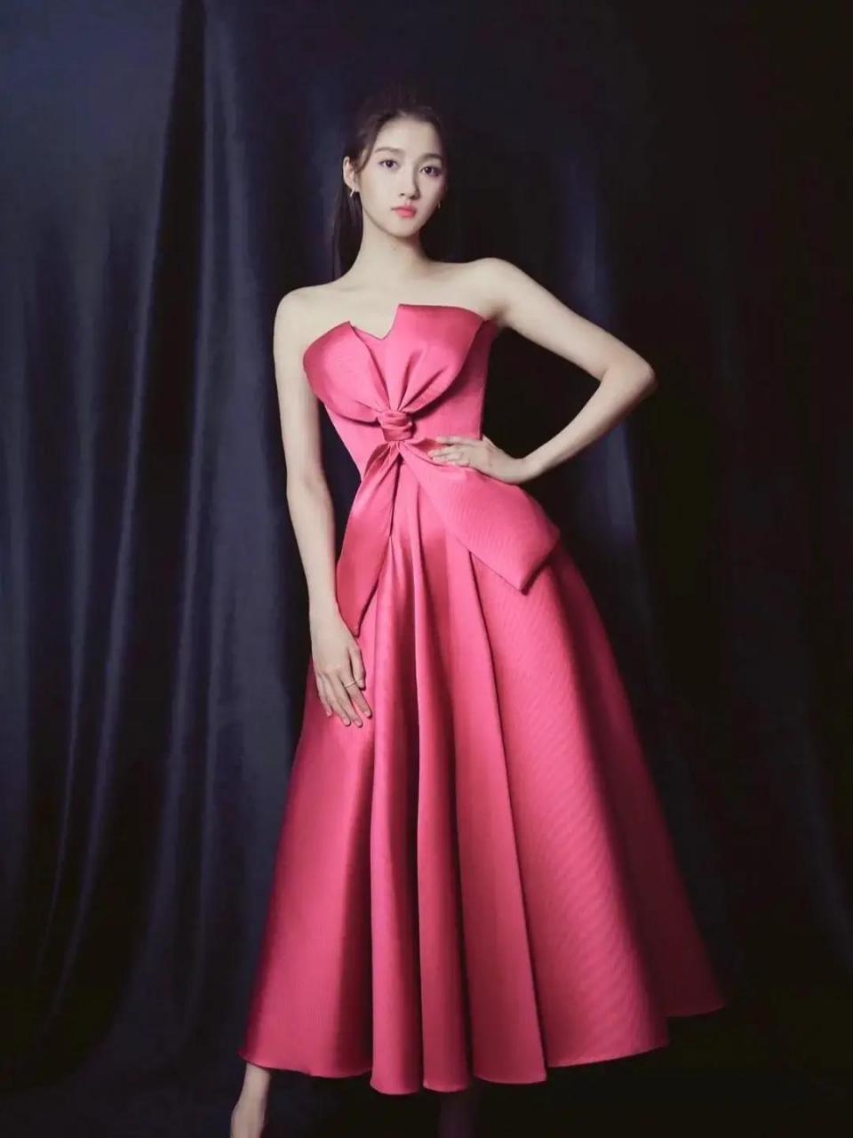 关晓彤,穿粉色蝴蝶结礼服甜美动人,少女感十足