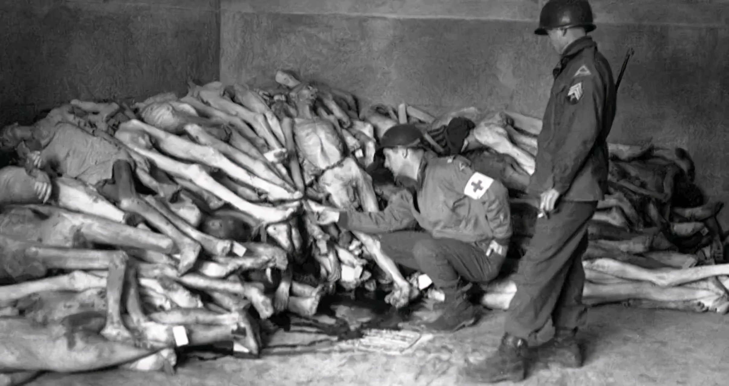 1945年第二次世界大战结束,一群美国士兵在清理战场
