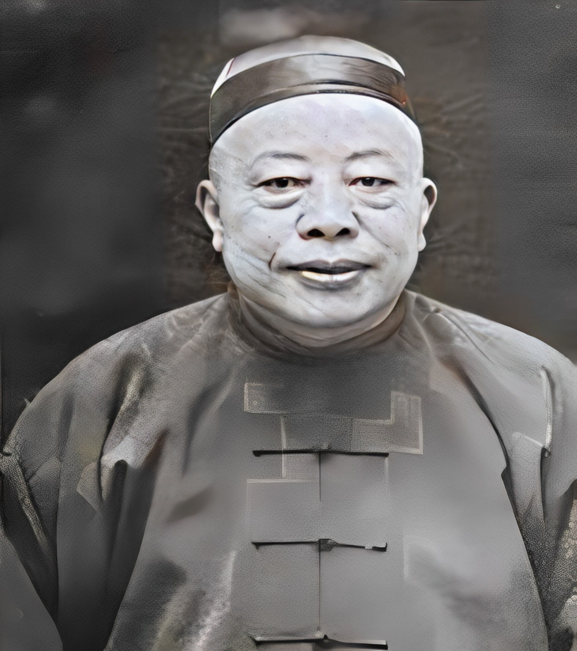 有一天,黄金荣撞见露兰春和一个男人在一起,他勃然大怒,把露兰春关了