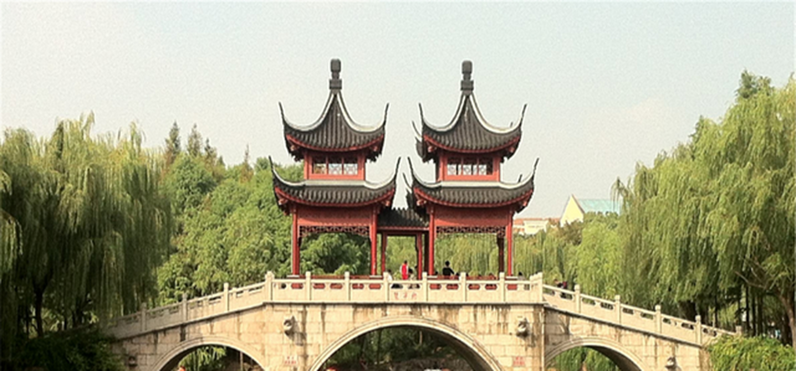 这座公园就是地处上海市奉贤区南桥镇解放中路2号的古华公园,这里是