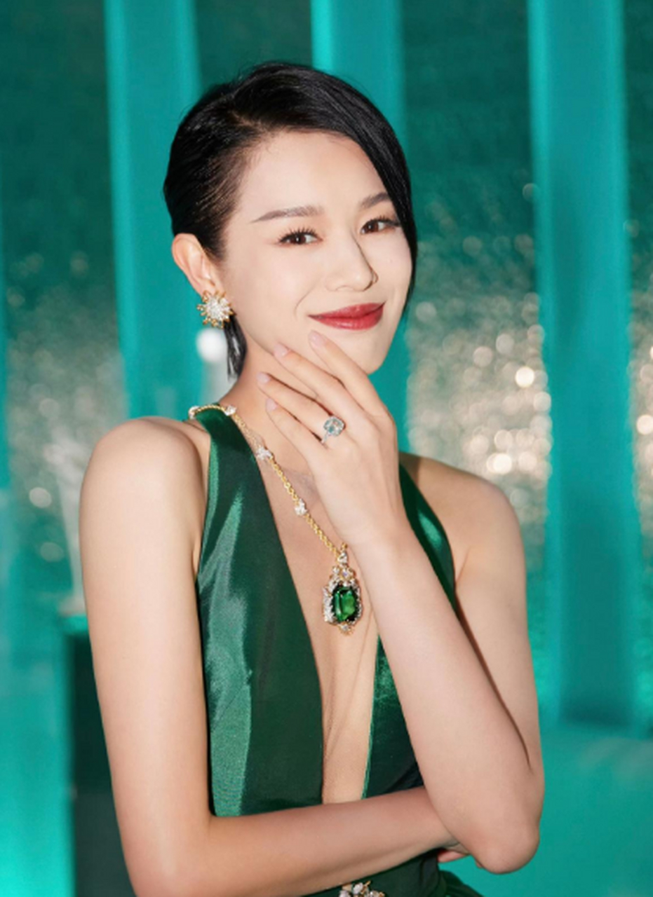 胡杏儿好美!43岁状态真好