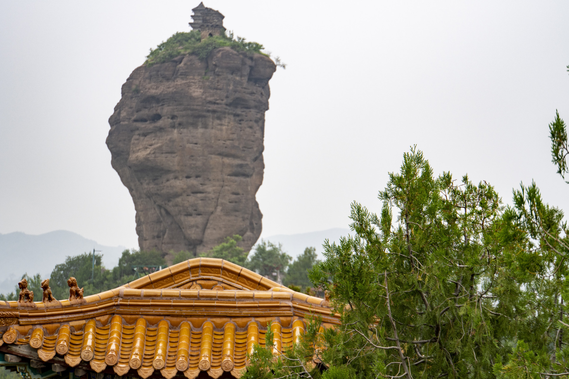 承德市双塔山,双塔利于双峰上,极其震撼,巍峨险峻,高不可攀.