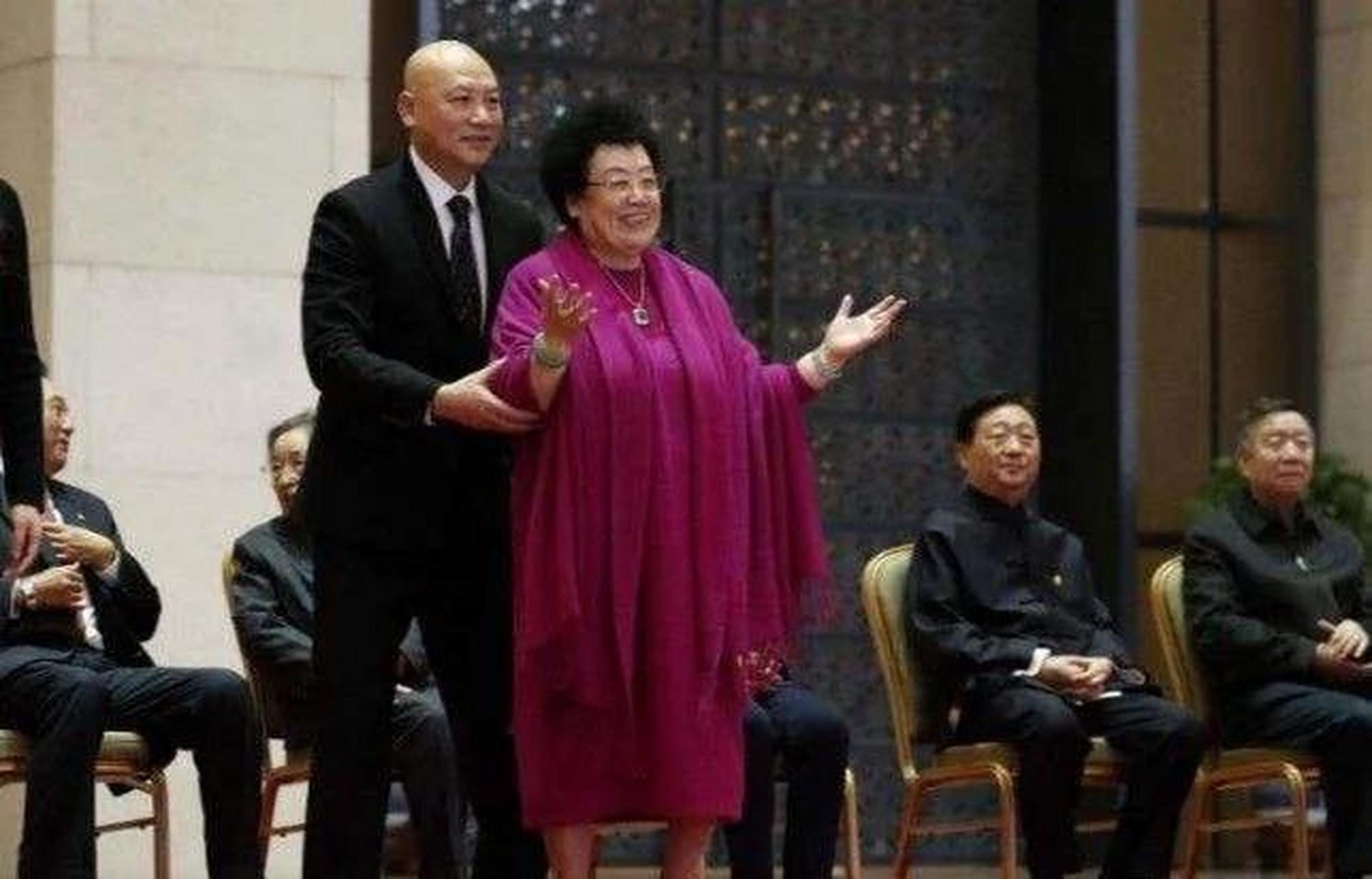 那夜,迟重瑞和陈丽华正在吃饭,突然,陈丽华严肃地说:小瑞,你今天犯了