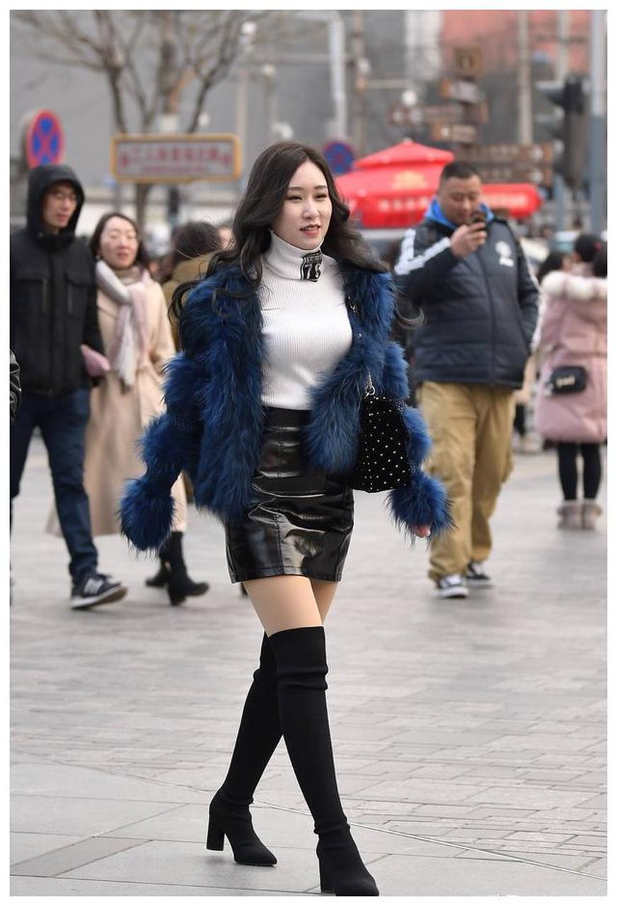 黑色高腰皮裙,搭配黑色粗跟过膝长靴,简约时尚搭冬季穿搭