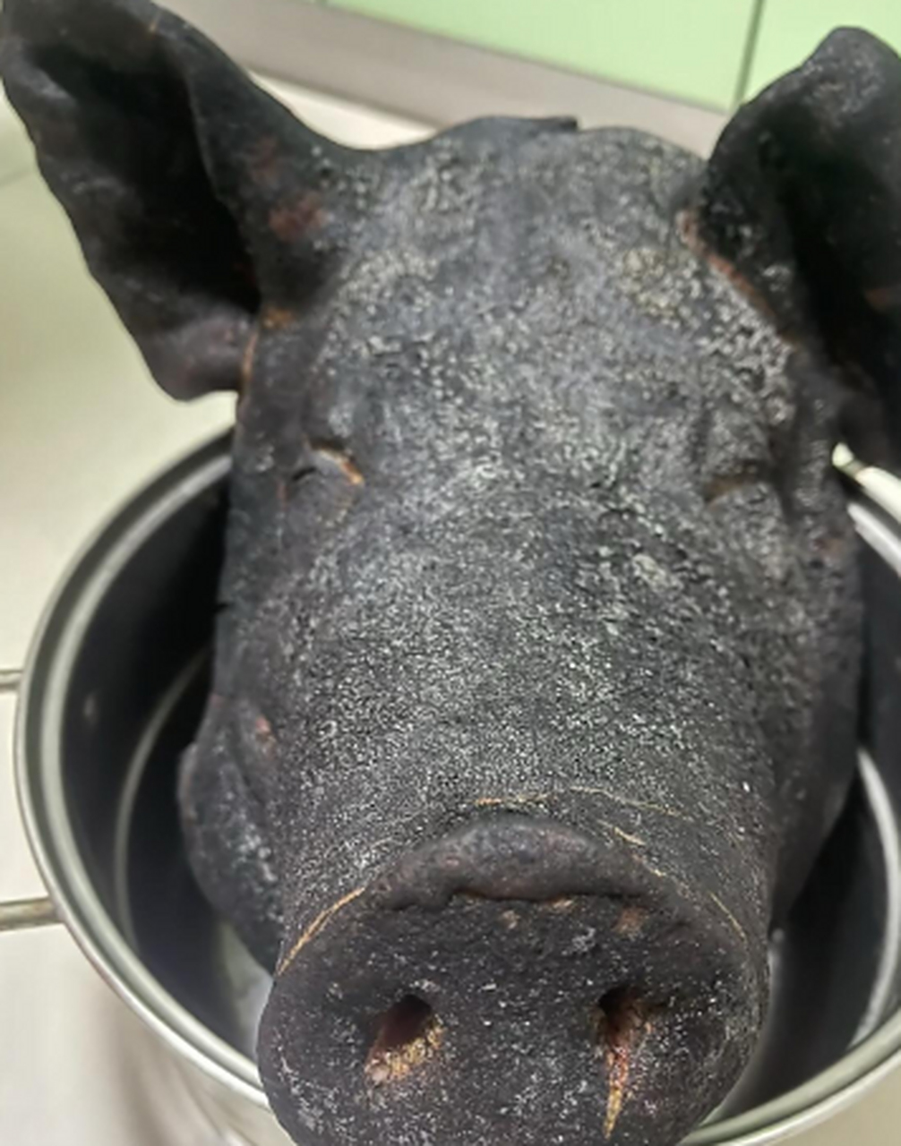 这样还能好吃不?大黑猪头[黑线]